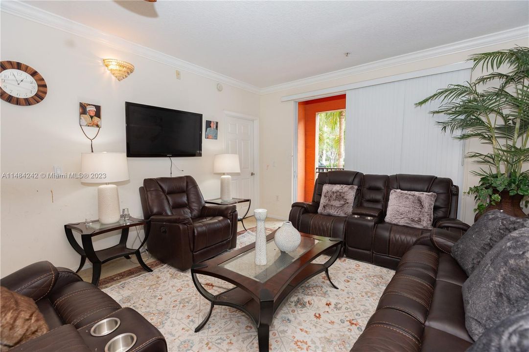 Recently Sold: $380,000 (3 beds, 2 baths, 1183 Square Feet)