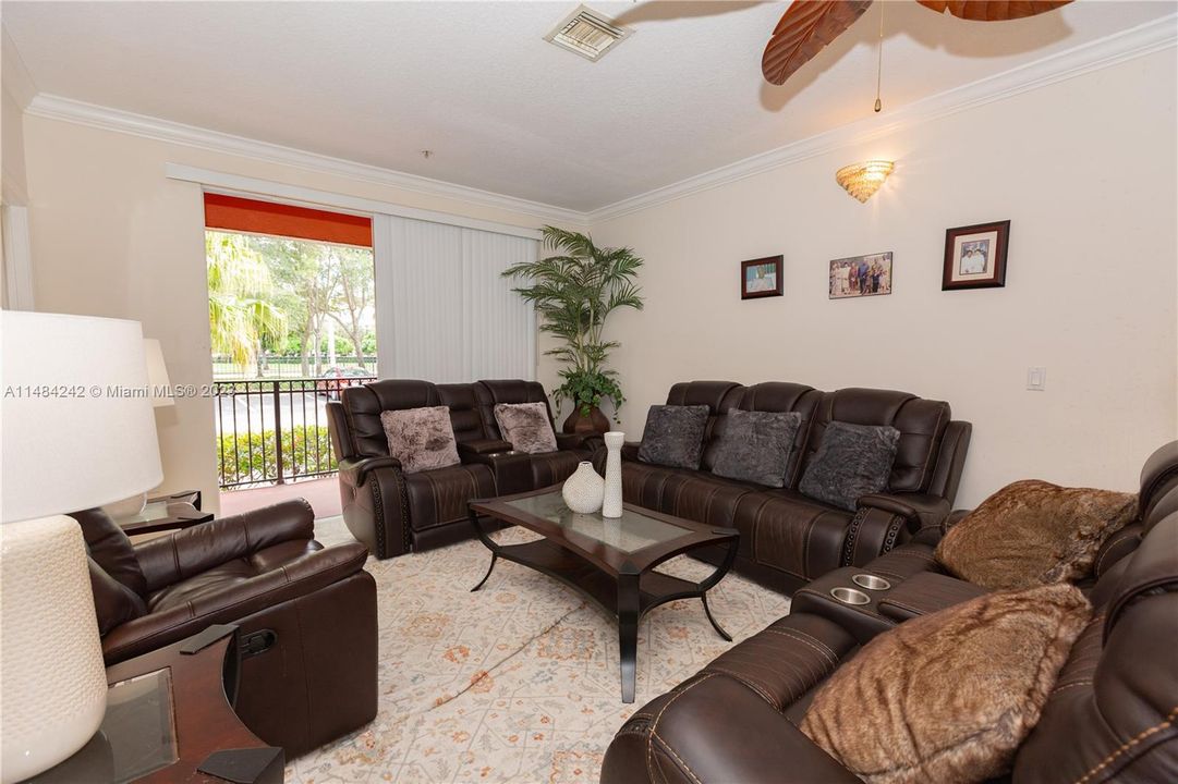 Recently Sold: $380,000 (3 beds, 2 baths, 1183 Square Feet)