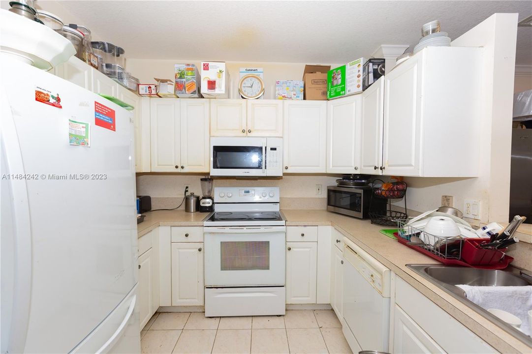 Recently Sold: $380,000 (3 beds, 2 baths, 1183 Square Feet)