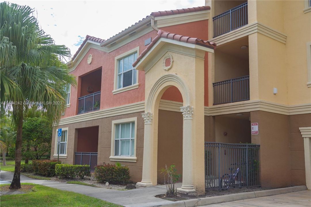 Recently Sold: $380,000 (3 beds, 2 baths, 1183 Square Feet)