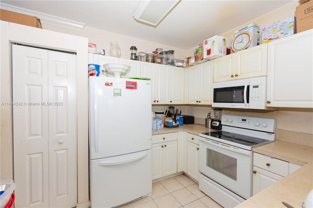 Recently Sold: $380,000 (3 beds, 2 baths, 1183 Square Feet)