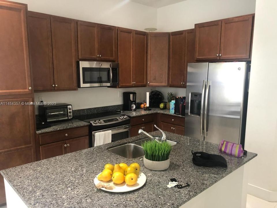 Recently Rented: $3,450 (3 beds, 2 baths, 2025 Square Feet)