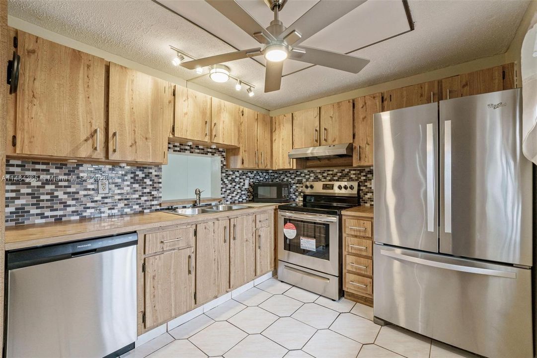 Recently Rented: $2,200 (2 beds, 2 baths, 1190 Square Feet)