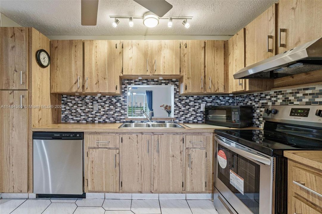 Recently Rented: $2,200 (2 beds, 2 baths, 1190 Square Feet)