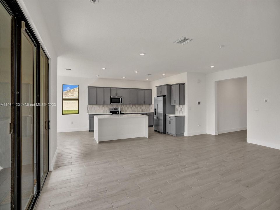 Недавно арендовано: $4,650 (4 спален, 3 ванн, 2533 Квадратных фут)