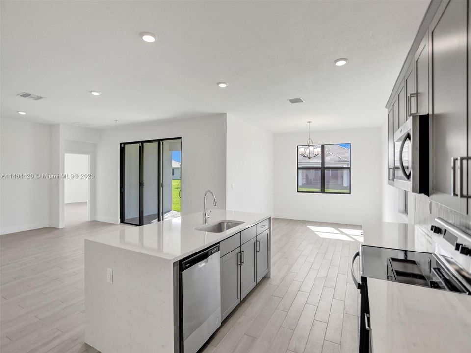 Недавно арендовано: $4,650 (4 спален, 3 ванн, 2533 Квадратных фут)