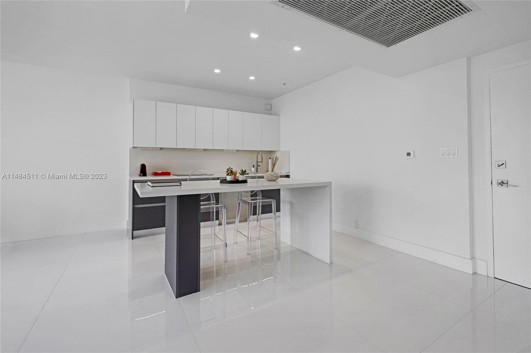 Недавно продано: $690,000 (1 спален, 1 ванн, 897 Квадратных фут)