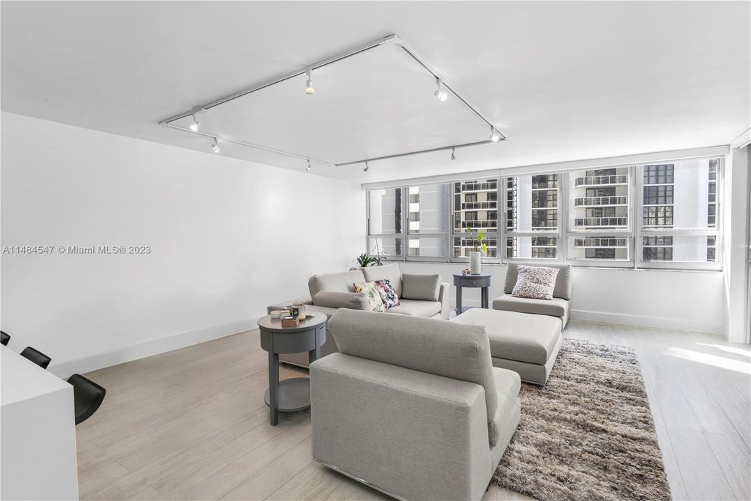 For Sale: $749,000 (1 beds, 1 baths, 1027 Square Feet)