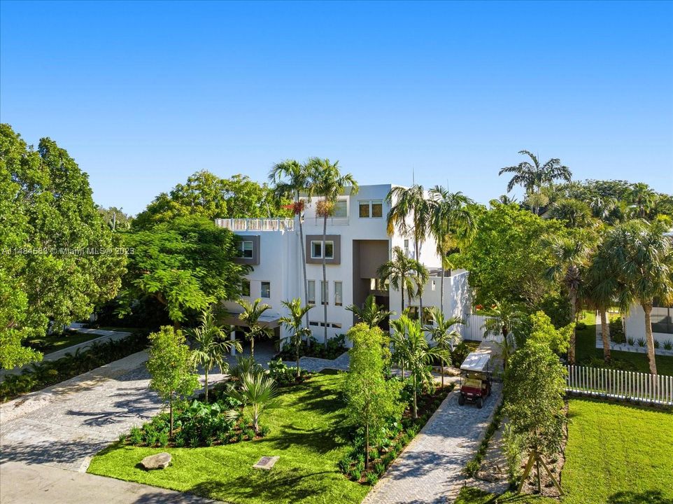 最近售出: $5,494,997 (6 贝兹, 6 浴室, 4393 平方英尺)