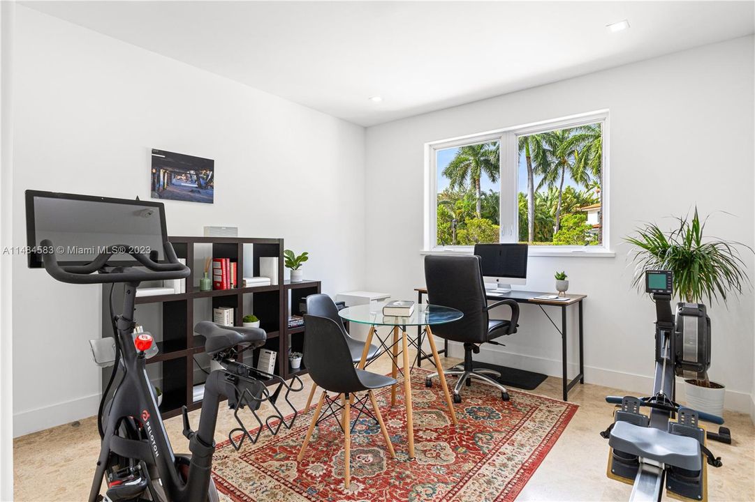 最近售出: $5,494,997 (6 贝兹, 6 浴室, 4393 平方英尺)