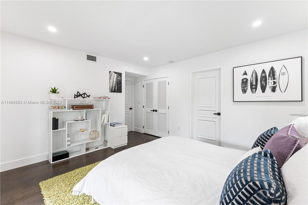 最近售出: $5,494,997 (6 贝兹, 6 浴室, 4393 平方英尺)