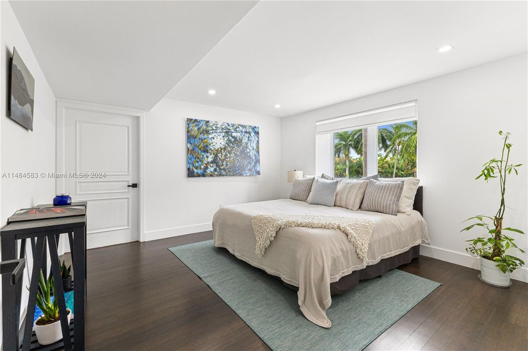 最近售出: $5,494,997 (6 贝兹, 6 浴室, 4393 平方英尺)