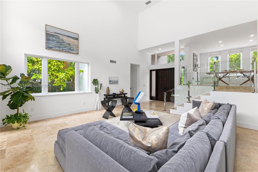 最近售出: $5,494,997 (6 贝兹, 6 浴室, 4393 平方英尺)