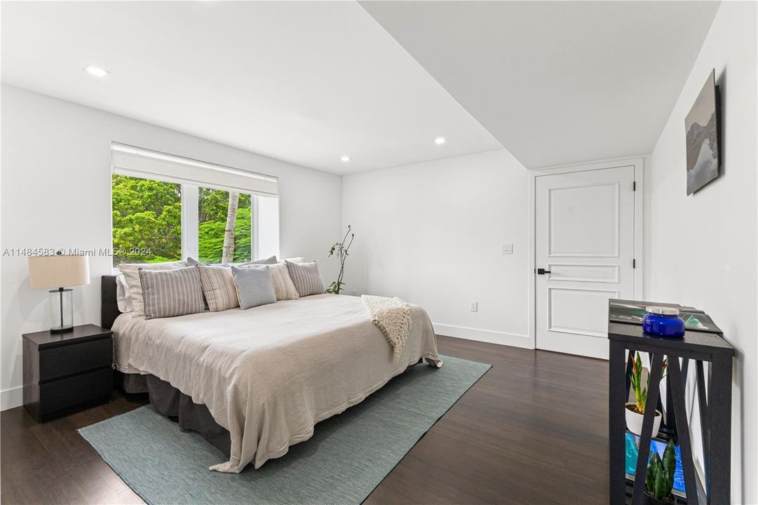 最近售出: $5,494,997 (6 贝兹, 6 浴室, 4393 平方英尺)