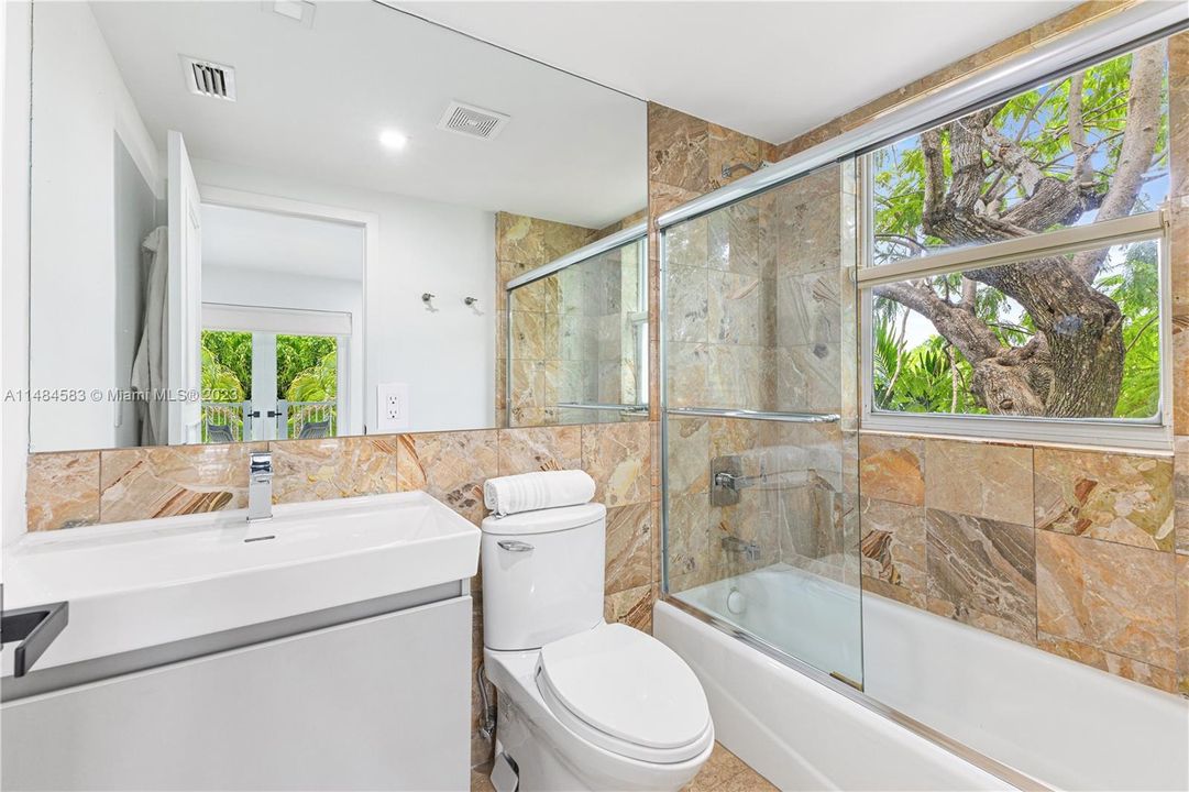 最近售出: $5,494,997 (6 贝兹, 6 浴室, 4393 平方英尺)