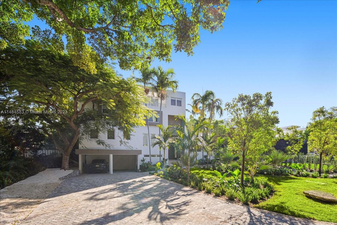 最近售出: $5,494,997 (6 贝兹, 6 浴室, 4393 平方英尺)