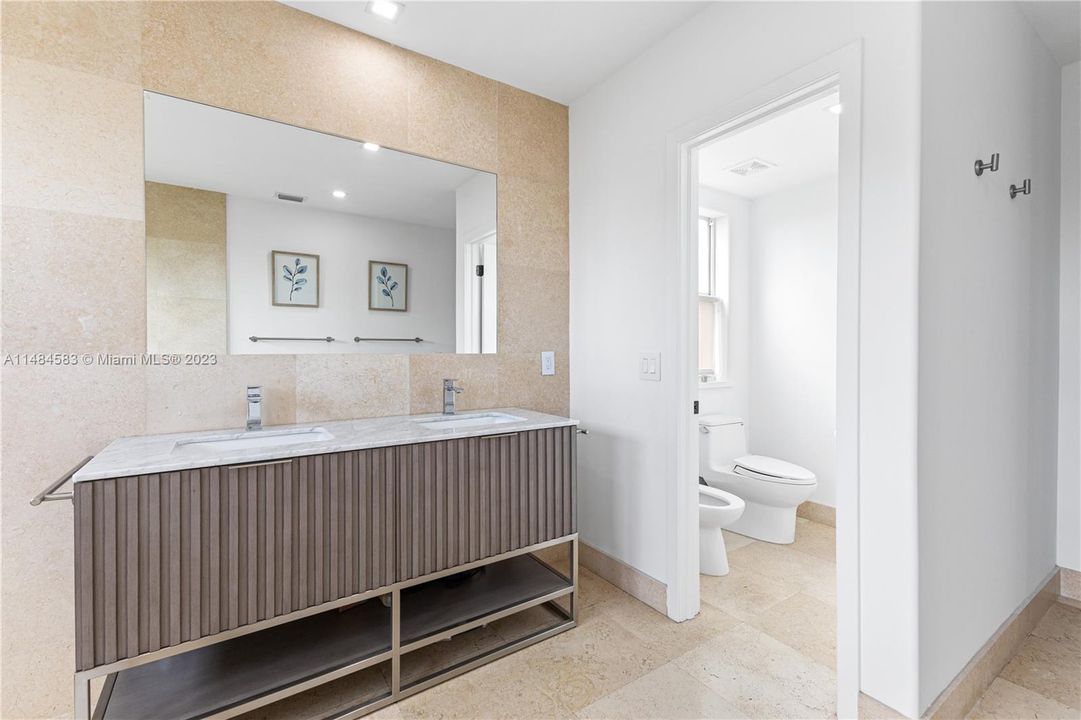 最近售出: $5,494,997 (6 贝兹, 6 浴室, 4393 平方英尺)