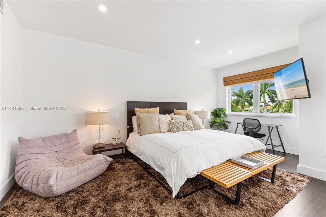 最近售出: $5,494,997 (6 贝兹, 6 浴室, 4393 平方英尺)