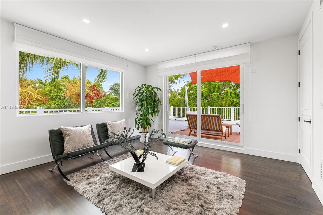 最近售出: $5,494,997 (6 贝兹, 6 浴室, 4393 平方英尺)