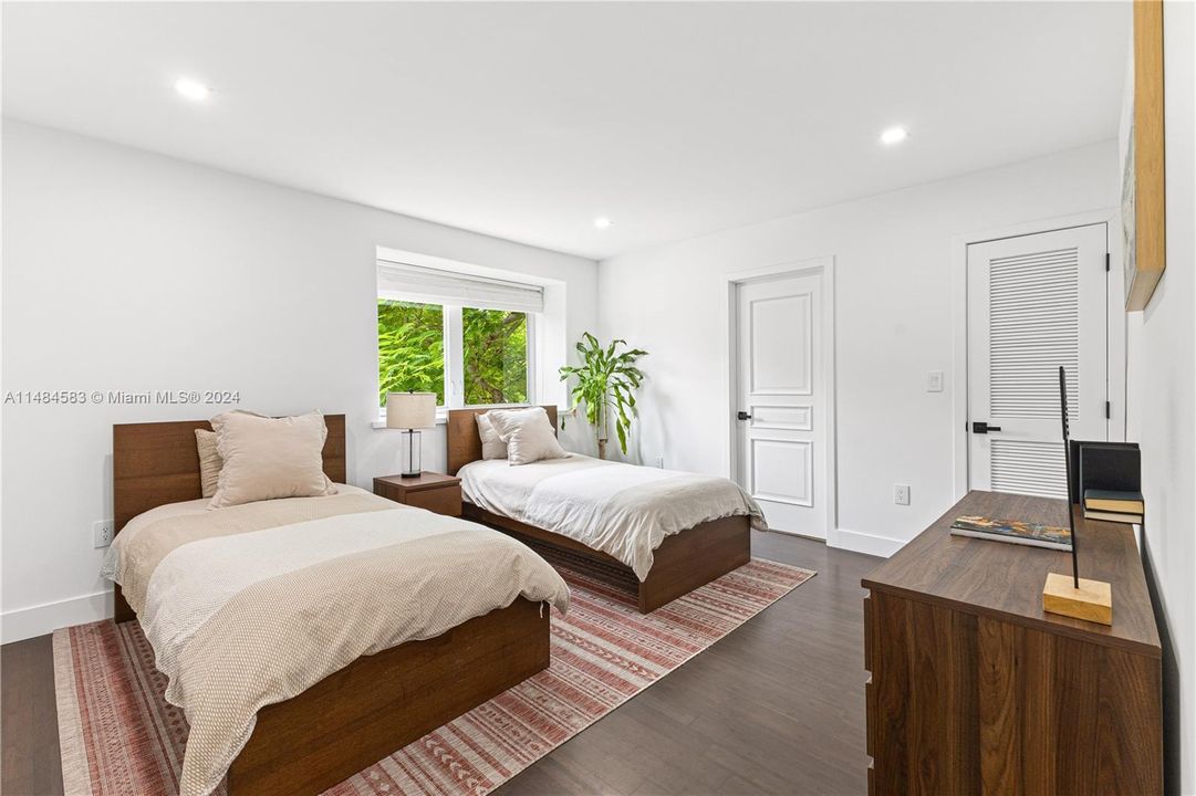 最近售出: $5,494,997 (6 贝兹, 6 浴室, 4393 平方英尺)