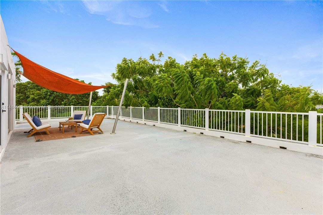 最近售出: $5,494,997 (6 贝兹, 6 浴室, 4393 平方英尺)