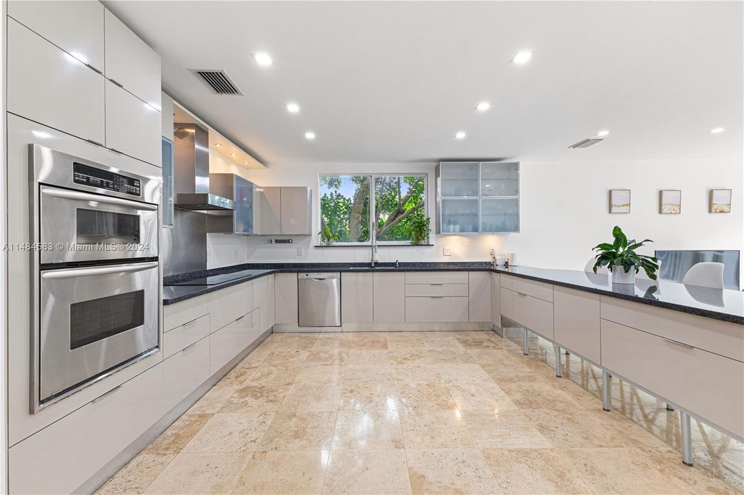 最近售出: $5,494,997 (6 贝兹, 6 浴室, 4393 平方英尺)