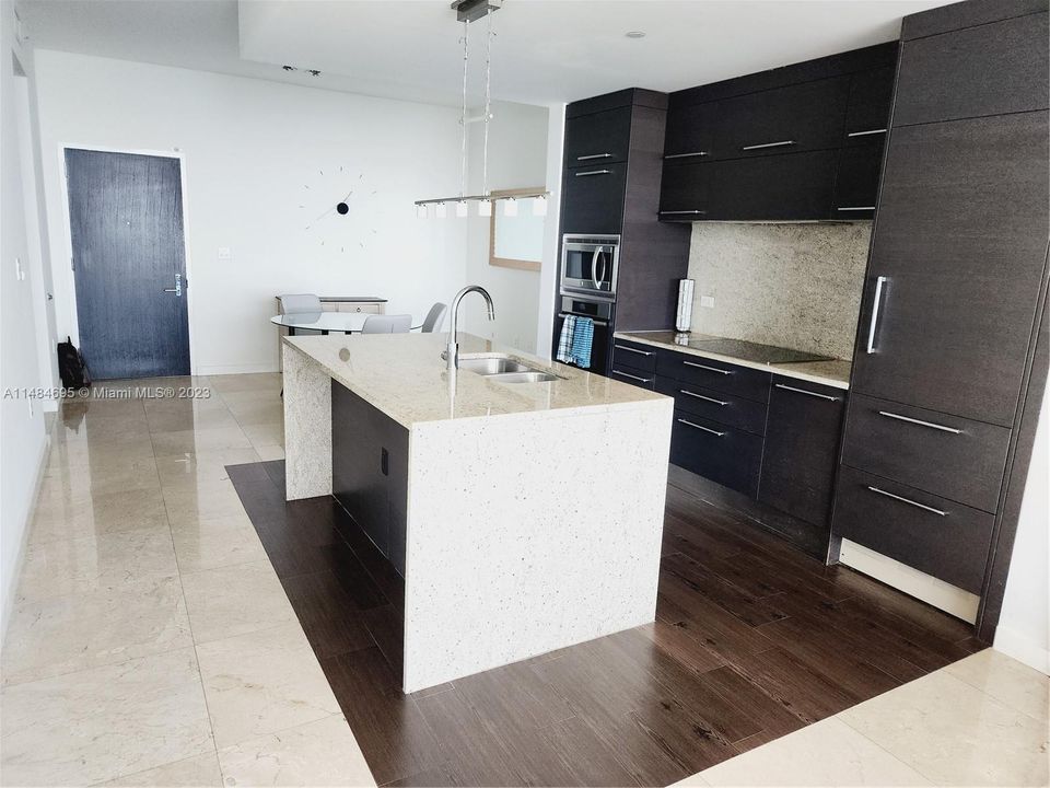 Recientemente alquilado: $4,100 (1 camas, 2 baños, 938 Pies cuadrados)