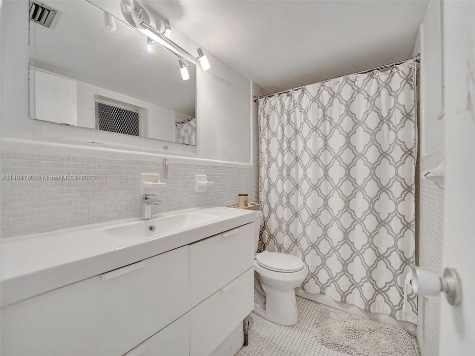 Vendido Recientemente: $395,000 (1 camas, 2 baños, 1275 Pies cuadrados)