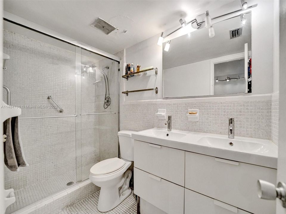 Vendido Recientemente: $395,000 (1 camas, 2 baños, 1275 Pies cuadrados)