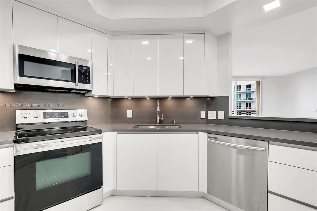 Recently Rented: $5,500 (2 beds, 2 baths, 1410 Square Feet)