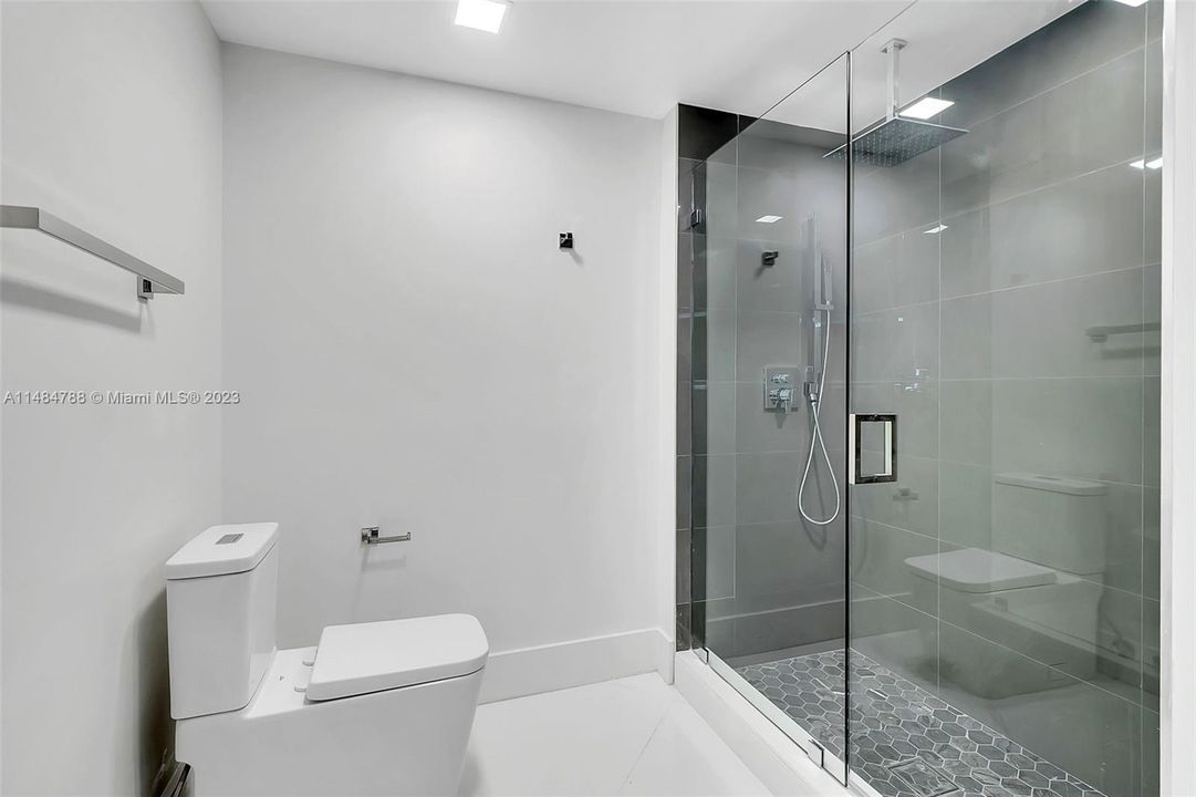 Recently Rented: $5,500 (2 beds, 2 baths, 1410 Square Feet)