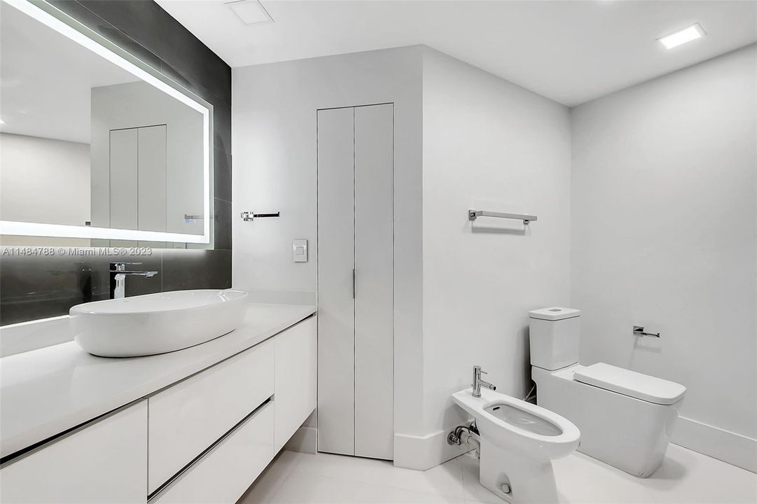 Recently Rented: $5,500 (2 beds, 2 baths, 1410 Square Feet)