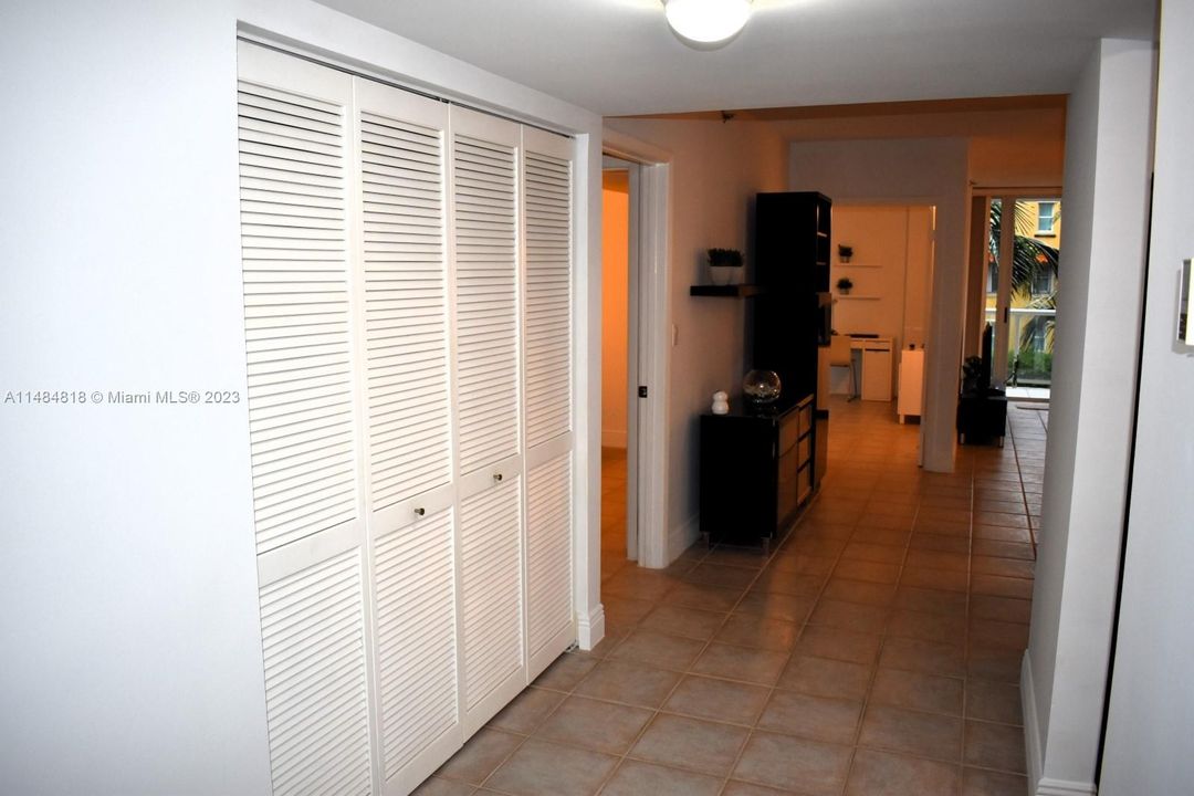 For Sale: $600,000 (1 beds, 1 baths, 1150 Square Feet)