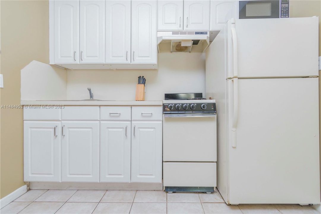 For Sale: $224,999 (1 beds, 1 baths, 460 Square Feet)