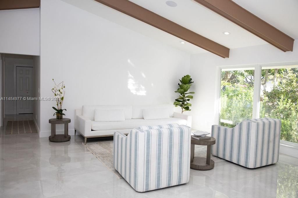 Vendido Recientemente: $1,589,000 (4 camas, 2 baños, 2691 Pies cuadrados)