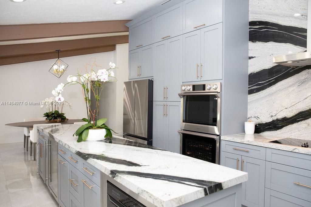 Vendido Recientemente: $1,589,000 (4 camas, 2 baños, 2691 Pies cuadrados)