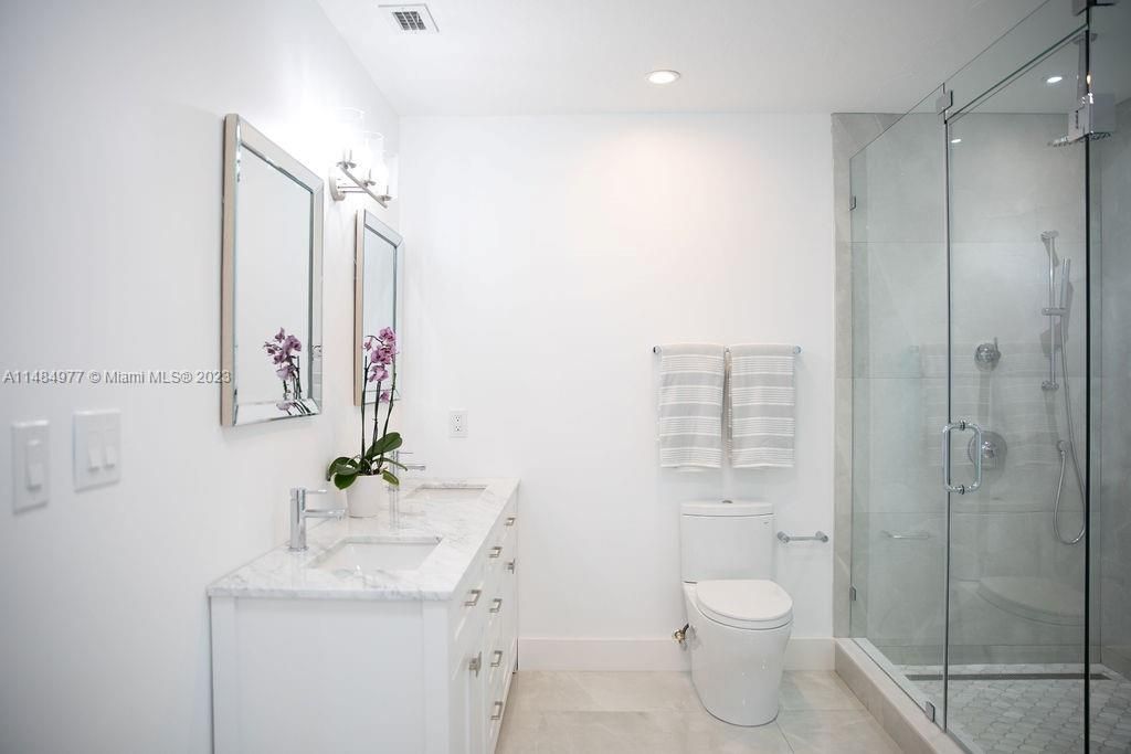 Vendido Recientemente: $1,589,000 (4 camas, 2 baños, 2691 Pies cuadrados)