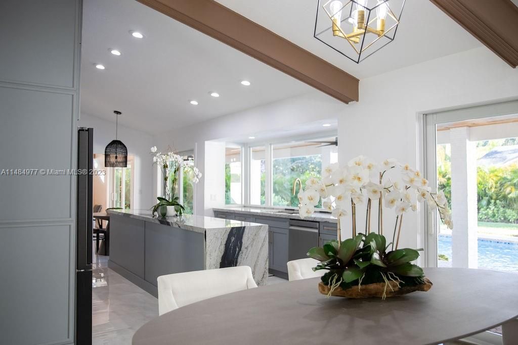 Vendido Recientemente: $1,589,000 (4 camas, 2 baños, 2691 Pies cuadrados)