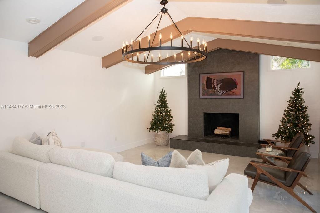 Vendido Recientemente: $1,589,000 (4 camas, 2 baños, 2691 Pies cuadrados)