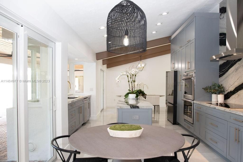 Vendido Recientemente: $1,589,000 (4 camas, 2 baños, 2691 Pies cuadrados)