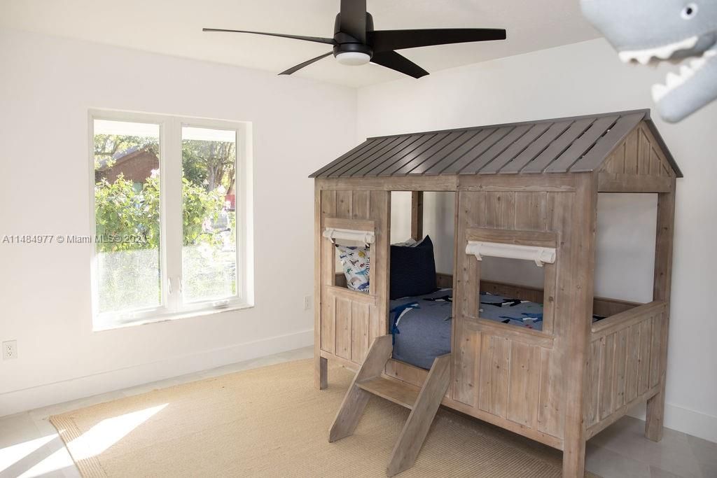 Vendido Recientemente: $1,589,000 (4 camas, 2 baños, 2691 Pies cuadrados)