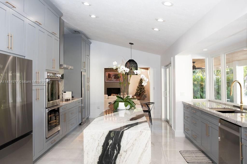 Vendido Recientemente: $1,589,000 (4 camas, 2 baños, 2691 Pies cuadrados)