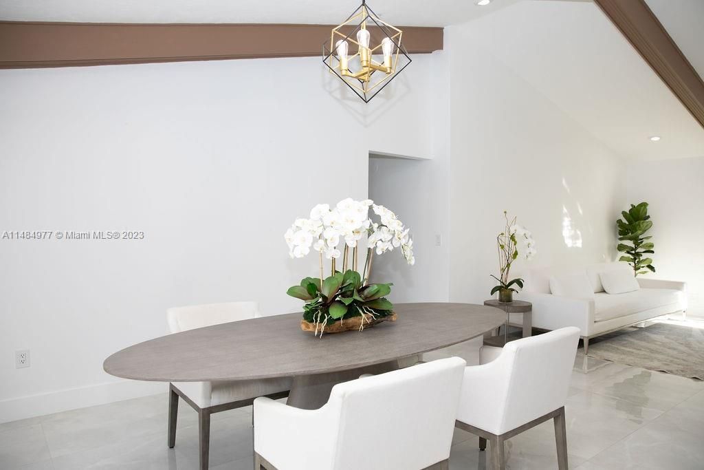 Vendido Recientemente: $1,589,000 (4 camas, 2 baños, 2691 Pies cuadrados)