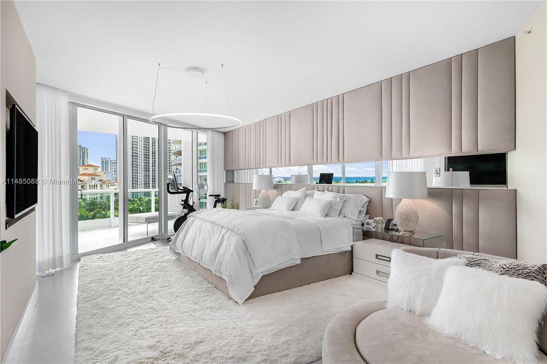 Recently Sold: $5,350,000 (4 beds, 6 baths, 5141 Square Feet)