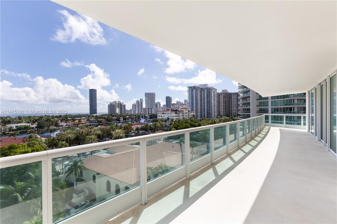 Recently Sold: $5,350,000 (4 beds, 6 baths, 5141 Square Feet)