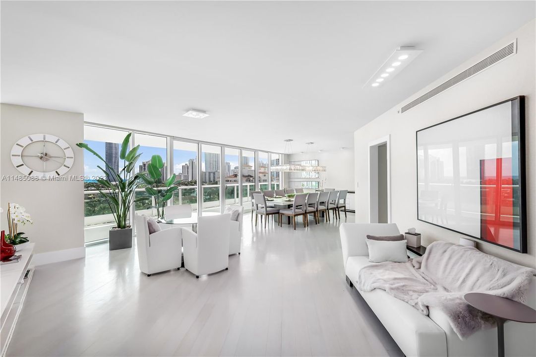 Recently Sold: $5,350,000 (4 beds, 6 baths, 5141 Square Feet)