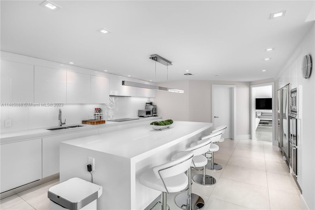 Recently Sold: $5,350,000 (4 beds, 6 baths, 5141 Square Feet)