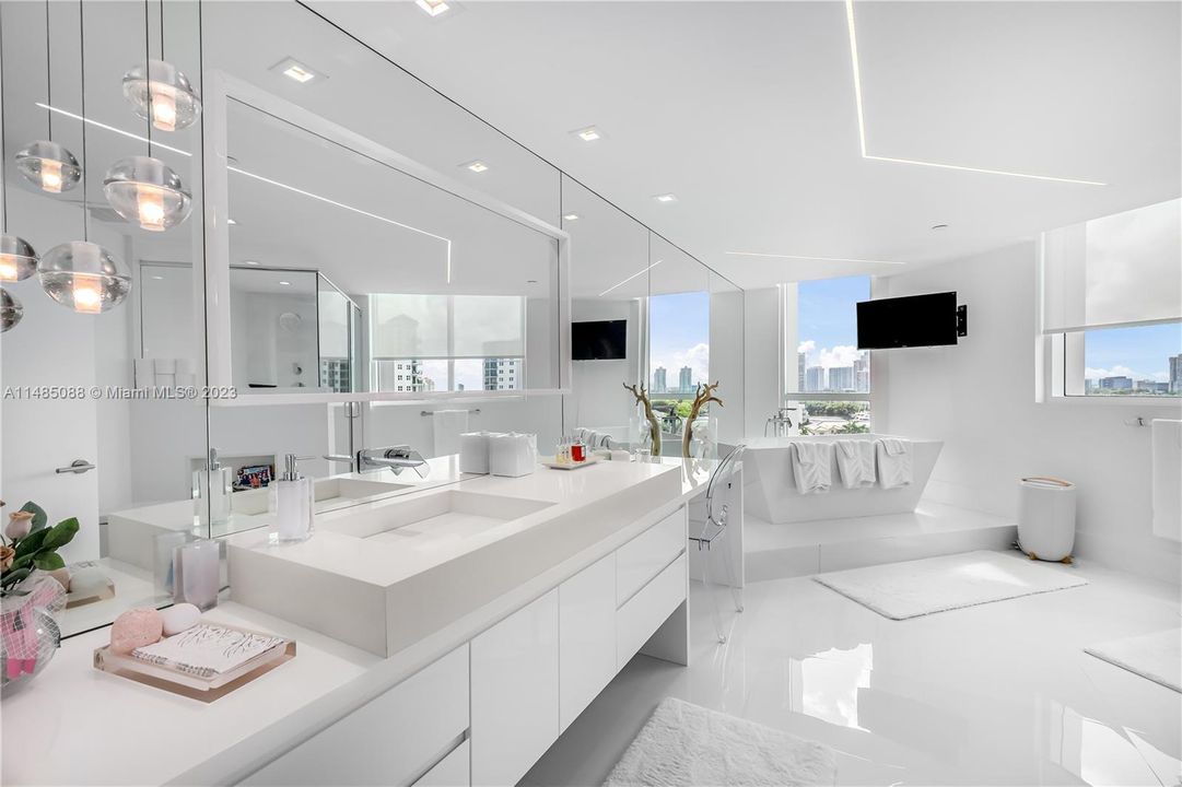 Recently Sold: $5,350,000 (4 beds, 6 baths, 5141 Square Feet)