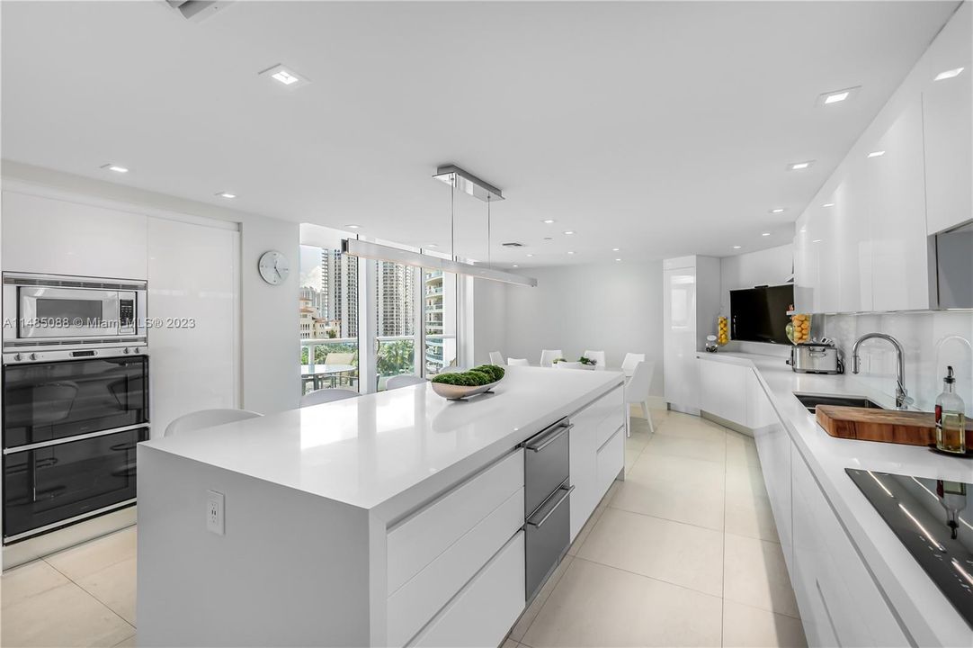 Recently Sold: $5,350,000 (4 beds, 6 baths, 5141 Square Feet)