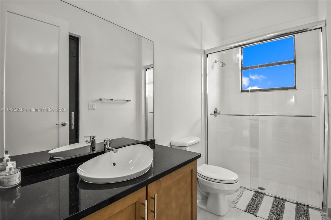 Recently Sold: $2,100,000 (5 beds, 7 baths, 4609 Square Feet)